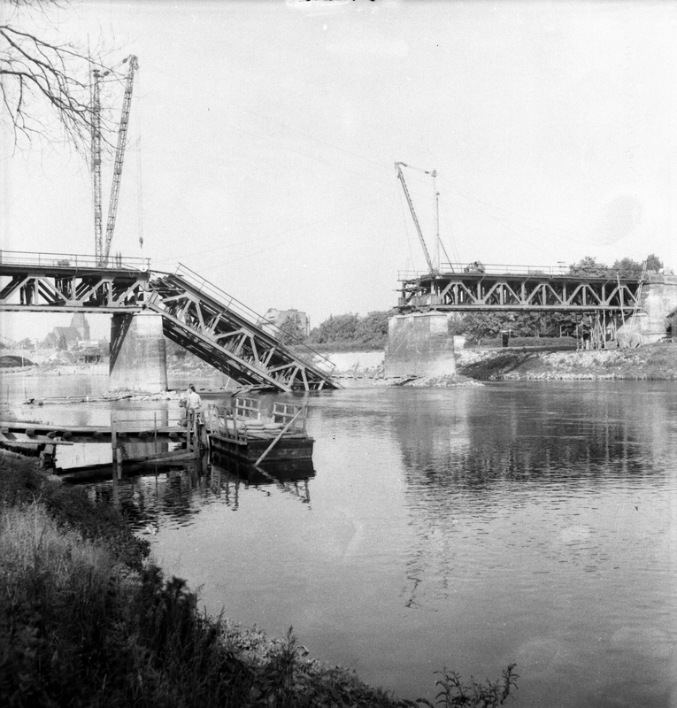 Gesprengte Eisenbahnbrücke