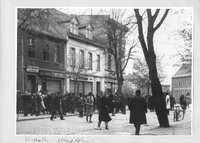 Schlangestehen nach Lebensmitteln vor dem Lebensmittelgeschäft Trumper (Lindenstraße)